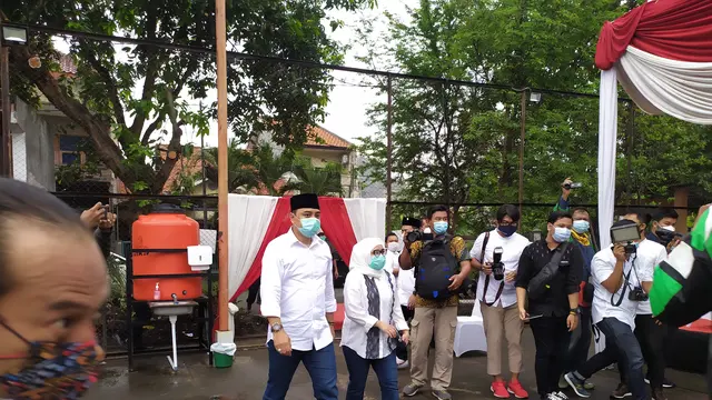 Eri cahyadi dan istrinya mencoblos di Pilkada Surabaya (Dian Kurniawan/Liputan6.com)