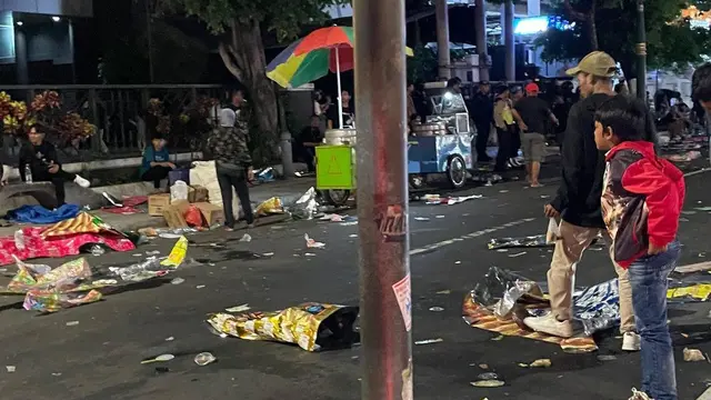 8 Potret Usai Perayaan Tahun Baru 2024 di Jogja yang Tinggalkan Tumpukan Sampah