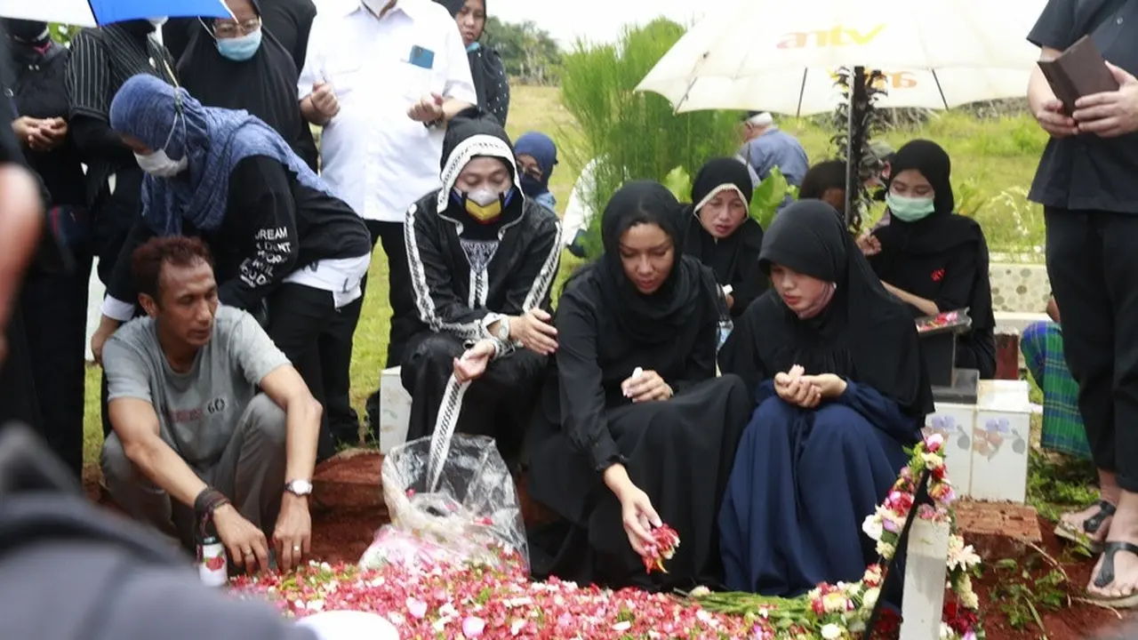 [Fimela] Pemakaman Ibu Kalina Ocktaranny