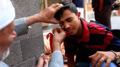 Seorang pria Yaman mengoleskan kosmetik tradisional kohl ke kelopak mata pria lain di Masjid Agung, kota tua Sanaa pada 9 mei 2019. Bagi muslim Yaman, pemakaian kohl diyakini mampu membersihkan dan melindungi mata dari penyakit ini sudah menjadi tradisi setiap bulan Ramadan. (MOHAMMED HUWAIS/AFP)