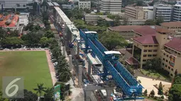 Suasana jalan layang transjakarta koridor XIII Tendean-Ciledug, Jakarta, Kamis (7/4). Jalan layang sepanjang 9,3 kilometer ini sudah mencapai 54,6 persen dan diperkirakan rampung Desember 2016. (Liputan6.com/Angga Yuniar)