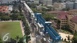 Suasana jalan layang transjakarta koridor XIII Tendean-Ciledug, Jakarta, Kamis (7/4). Jalan layang sepanjang 9,3 kilometer ini sudah mencapai 54,6 persen dan diperkirakan rampung Desember 2016. (Liputan6.com/Angga Yuniar)