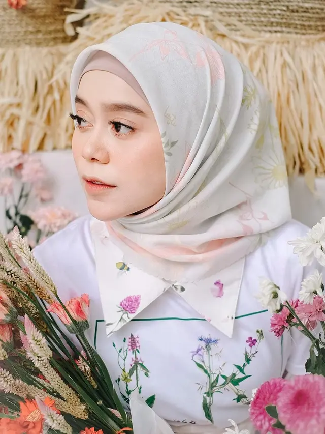 Gaya Pemotretan Lesty Kejora, Tampil Memukau Dalam Balutan Warna Pastel. (Sumber: Instagram/sidelinelabel)