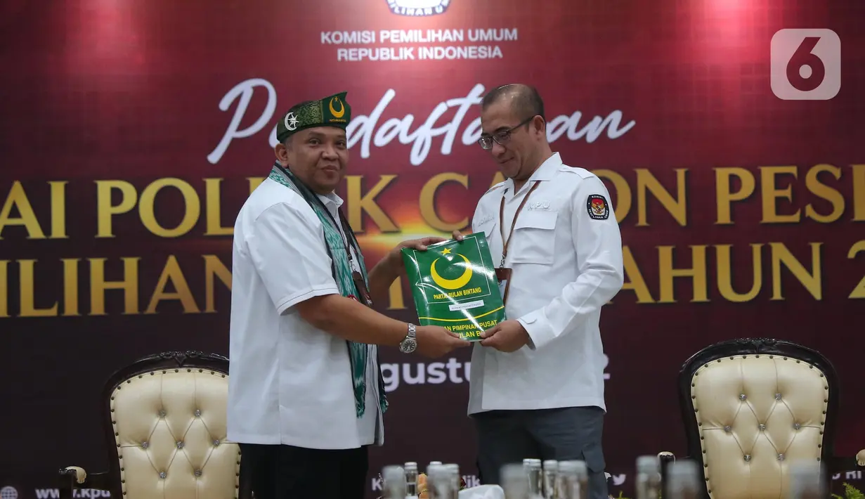 Ketua KPU RI Hasyim Asy'ari menerima berkas dari Sekretaris Jenderal Partai Bulan Bintang Afriansyah Noor di Gedung Komisi Pemilihan Umum (KPU) RI, Jakarta, Senin (1/8/2022). Pendaftaran calon partai politik (parpol) peserta Pemilu dimulai tanggal 1 hingga 14 Agustus 2022. Pada hari pertama partai yang mendaftar yakni PDIP, PKS, PKP, Partai Reformasi, Partai Nasdem, Partai Prima, Perindo, dan PBB. (Liputan6.com/Angga Yuniar)