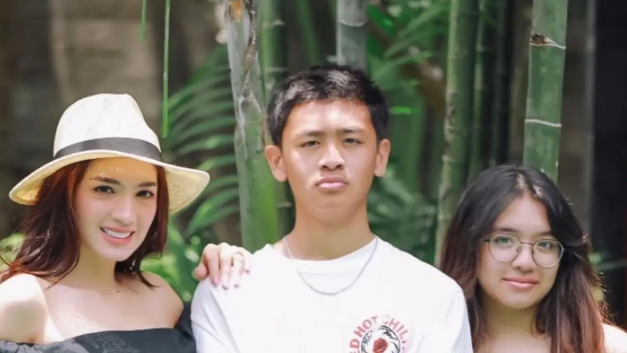 Angel Karamoy bersama dua anaknya, Junio dan Lovely (Instagram/@realangelkaramoy)