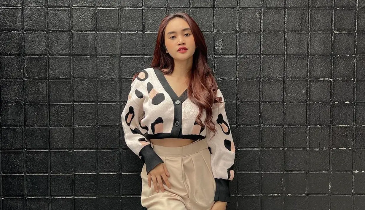 Sosok Permesta Dhyaz kerap menjadi sorotan karena kontroversinya. Namun, di luar hal itu, wanita kelahiran Lumajang ini sering disorot karena penampilannya yang memukau. Seperti ketika dia mengunggah foto dengan baju crop top, bagian perutnya terlihat rata dan body goals-nya bikin terpana. (Liputan6.com/IG/@permestadhyaz)