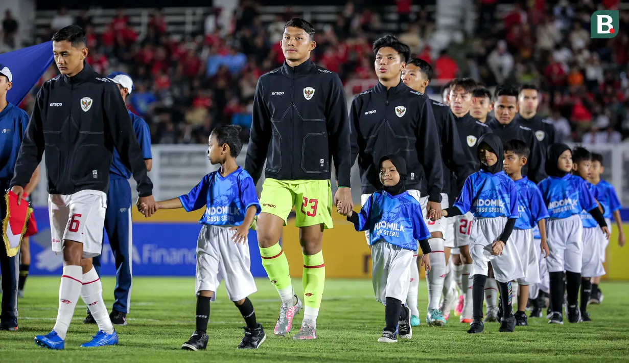 <p>Pemain Timnas Indonesia U-20 memasuki lapangan pertandingan saat laga Grup F Kualifikasi Piala Asia U-20 2025 melawan Timor Leste di Stadion Madya, Senayan, Jakarta, Jumat (27/09/2024). (Bola.com/Bagaskara Lazuardi)</p>