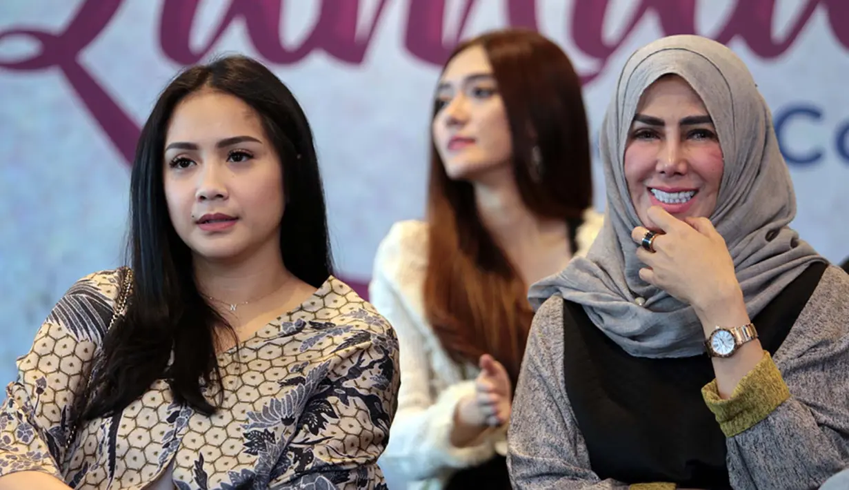"Bisa puasa bareng ama keluarga, sekalian kerja. Anak juga ikut biasanya. Lalu ketemu ama suami juga. Spesial tentunya," tukas Nagita Slavina. (Nurwahyunan/Bintang.com)