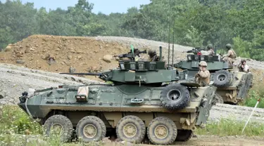 Tank Type LAV25 dari Marinir AS saat latihan militer gabungan dengan Pasukan Bela Diri Jepang di Eniwa, prefektur Hokkaido, (16/8). Sekitar 300 tentara Jepang dan AS ikut dalam latihan gabungan di pulau utara Jepang. (AFP Photo/Toru Yamanaka) 