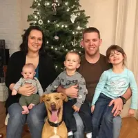 Anak anggota angkatan laut mengucapkan selamat jalan pada ayahnya lewat speaker mobil patroli polisi. (Foto: dailymail.co.uk)