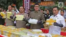 Wakapolri Komjen Pol Gatot Eddy Pramono (kedua kiri) dan  Menpan RB Tjahjo Kumolo memperlihatkan barang bukti dalam rilis pemusnahan narkoba di Mapolda Metro Jaya, Rabu (19/2/2020). Total nilai jual dari barang bukti tersebut ditaksir mencapai Rp 1,58 triliun. (Liputan6.com/Herman Zakharia)