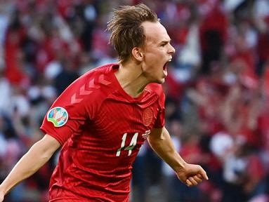 Mikkel Damsgaard - Winger Sampdoria ini merupakan salah satu pemain Timnas Denmark yang bersinar di Euro 2020. Berkat penampilan apiknya, kini harga sang pemain naik dari 6,7 juta euro menjadi 20 juta euro. Hal tersebut dilakukan klub demi memagarinya dari godaan tim lain. (Foto: AFP/Paul Ellis)