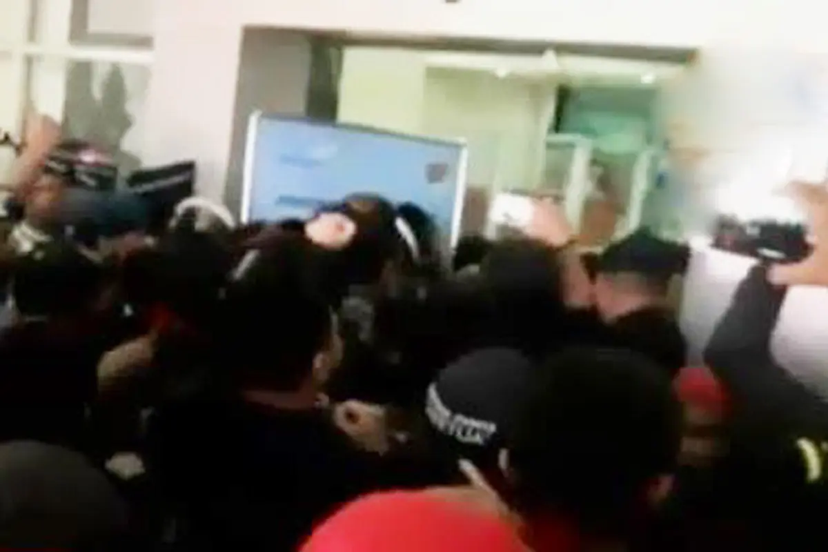 Detik-Detik Warga Terobos Bandara Tolak Kedatangan Fahri Hamzah