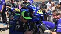Pembalap Movistar Yamaha, Valentino Rossi saat akan beraksi pada balapan MotoGP Austin 2018. (Twitter/Yamaha MotoGP)
