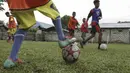 Sebanyak 12 anak yang terpilih seleksi Liga Remaja UC News berlatih di Ambon, Lapangan Masariku Yonif 733, Maluku, Kamis (30/11/2017). Para pesepak bola muda ini akan mengikuti pelatihan ke Jakarta. (Bola.com/Vitalis Yogi Trisna)