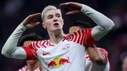 Benjamin Sesko, striker muda Slovenia berusia 20 tahun yang kini tengah menjalani musim pertama bersama RB Leipzig di Bundesliga total telah mencetak 7 gol dari 22 laga di semua ajang. Kekurangan menit bermain akibat hanya jadi pilihan kedua di RB Leipzig, membuat sang pemain diyakini akan menerima tawaran Manchester United untuk hengkang pada bursa transfer Januari 2024. MU pun harus bersaing dengan beberapa klub lain yang juga meminatinya, seperti Chelsea, Arsenal dan Newcastle United. (AFP/Ronny Hartmann)