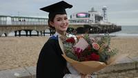 6 Gaya Anggun Sarah Menzel Pakai Kebaya Putih saat Wisuda di Bournemouth University