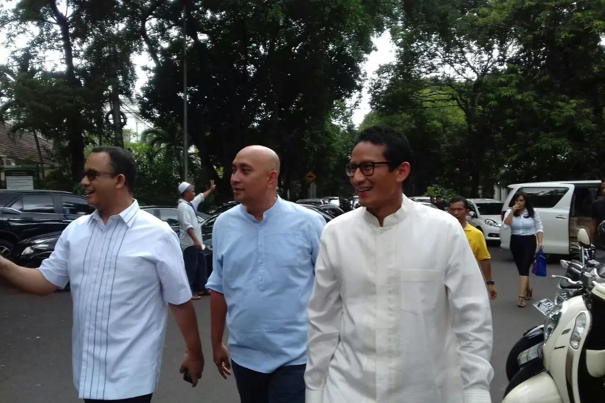 Anies Baswedan jalan bersama Sandiaga Uno 