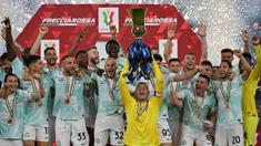 Kiper sekaligus Kapten Inter Milan, Samir Handanovic (tengah) mengangkat trofi saat timnya merayakan kemenangan atas Fiorentina setelah laga final Coppa Italia di Stadio Olimpico, Roma, 24 Mei 2023. (AFP/Alberto Pizzoli)