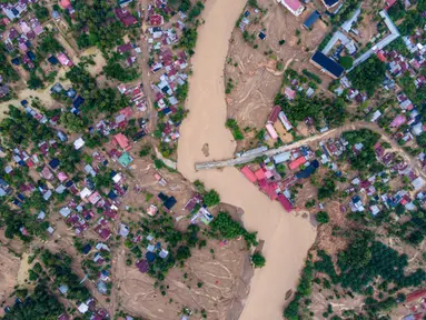 Foto udara menunjukkan jembatan yang rusak akibat banjir bandang di jalan utama yang menghubungkan Aceh dan Sumatera Utara di Meureudu, Kabupaten Pidie Jaya, Provinsi Aceh, pada Jumat 28 November 2025. Derasnya terjangan arus air yang melanda kawasan Kabupaten Pidie Jaya membuat Jembatan Meureudu yang menghubungkan Banda Aceh dan Medan putus total. (CHAIDEER MAHYUDDIN/AFP)