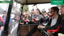 Pebalap McLaren asal Inggris, Jenson Button, melempar senyumnya kepada penggemar saat melintasi area fan zone jelang GP Australia di Sirkuit Albert Park, Melbourne, Sabtu (19/3/2016). (Bola.com/Yus Mei Sawitri)