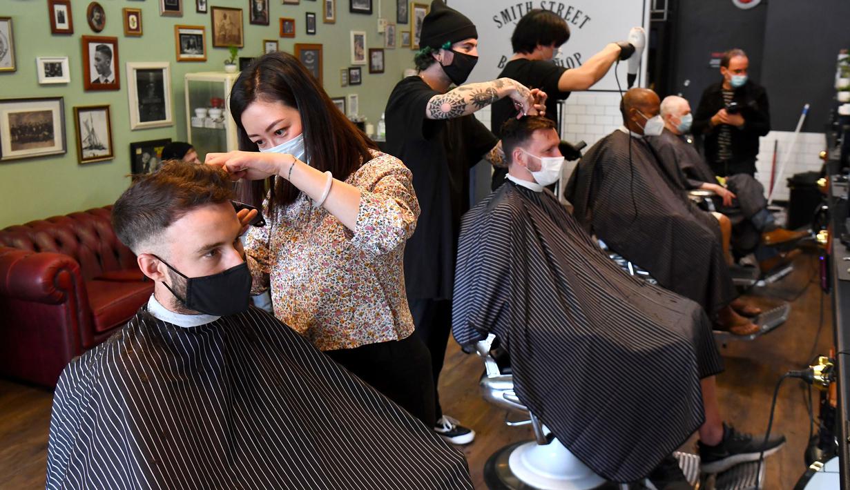 FOTO Melbourne Longgarkan Lockdown Pangkas Rambut  