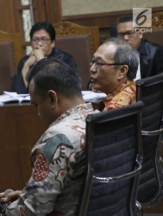 Terdakwa kasus korupsi E-KTP Irvanto Hendra Pambudi Cahyo dan Made Oka Masagung menjalani sidang lanjutan di Pengadilan Tipikor, Jakarta, Selasa (23/10). Sidang beragendakan pemeriksaan terdakwa. (Liputan6.com/Herman Zakharia)