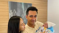 Eza Gionino dikaruniai anak ketiga yang diberi nama Akshay Gionino (Foto Instagram ma_coritha)