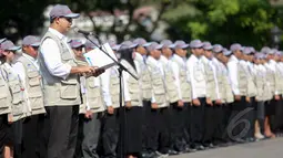 Mendikbud Anies Baswedan berpidato pada acara pelepasan 298 guru garis depan (GGD) di Istana Negara, Jakarta, Senin (25/5). Tenaga pengajar tersebut akan dikirim ke wilayah terdepan, terluas, dan tertinggal (3T). (Liputan6.com/Faizal Fanani)