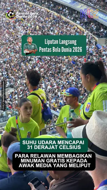 Suhu udara mencapai 31 derajat Celcius, para relawan membagikan minuman gratis kepada awak media yang meliput