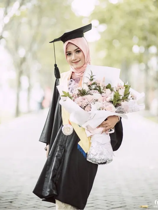 Di hari kelulusannya, Erina memilih mengenakan kerudung warna pink dengan riasan blushon pink yang memerlihatkan tulang pipinya, serta alis mata on fleek dan lipstik matte pinknya. @erinagudono