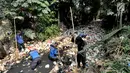 Petugas Satgas Sumber Daya Air Dinas PUPR Kota Depok melakukan pembersihan sampah sepanjang sekitar 500 meter yang memenuhi Kali Pelayangan di Kampung Utan Jaya, depok, Jawa Barat, Senin (12/8/2019). (merdeka.com/Arie Basuki)