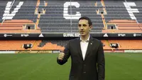 Gary Neville saat diperkenalkan sebagai pelatih baru Valencia di Stadion Mestalla pada 3 Desember 2015. (Reuters/Heino Kalis)