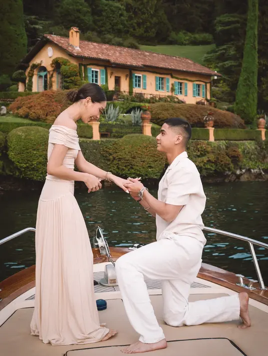 <p>Al Ghazali dan Alyssa Daguise saat ini sedang berada di Lake Como, Italia. Dalam kesempatan ini, Al rupanya sudah mempersiapkan kejutan romantis. (Foto: Instagram/ alghazali7)</p>