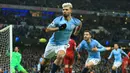 Striker Manchester City, Sergio Aguero berselebrasi usai mencetak gol ke gawang Liverpool pada pertandingan lanjutan Liga Inggris di stadion Etihad (3/1). City menang tipis atas Liverpool 2-1. (AP Photo/Jon Super)