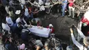 Anggota keluarga menguburkan korban pembunuhan Fatima berusia 7 tahun di Mexico City (18/2/2020). Jasad Fatima ditemukan terbungkus tas dan ditinggalkan di daerah pedesaan pada hari Sabtu. Lima orang telah diperiksa dan rekaman video penculikannya telah diamankan. (AP Photo/Marco Ugarte)