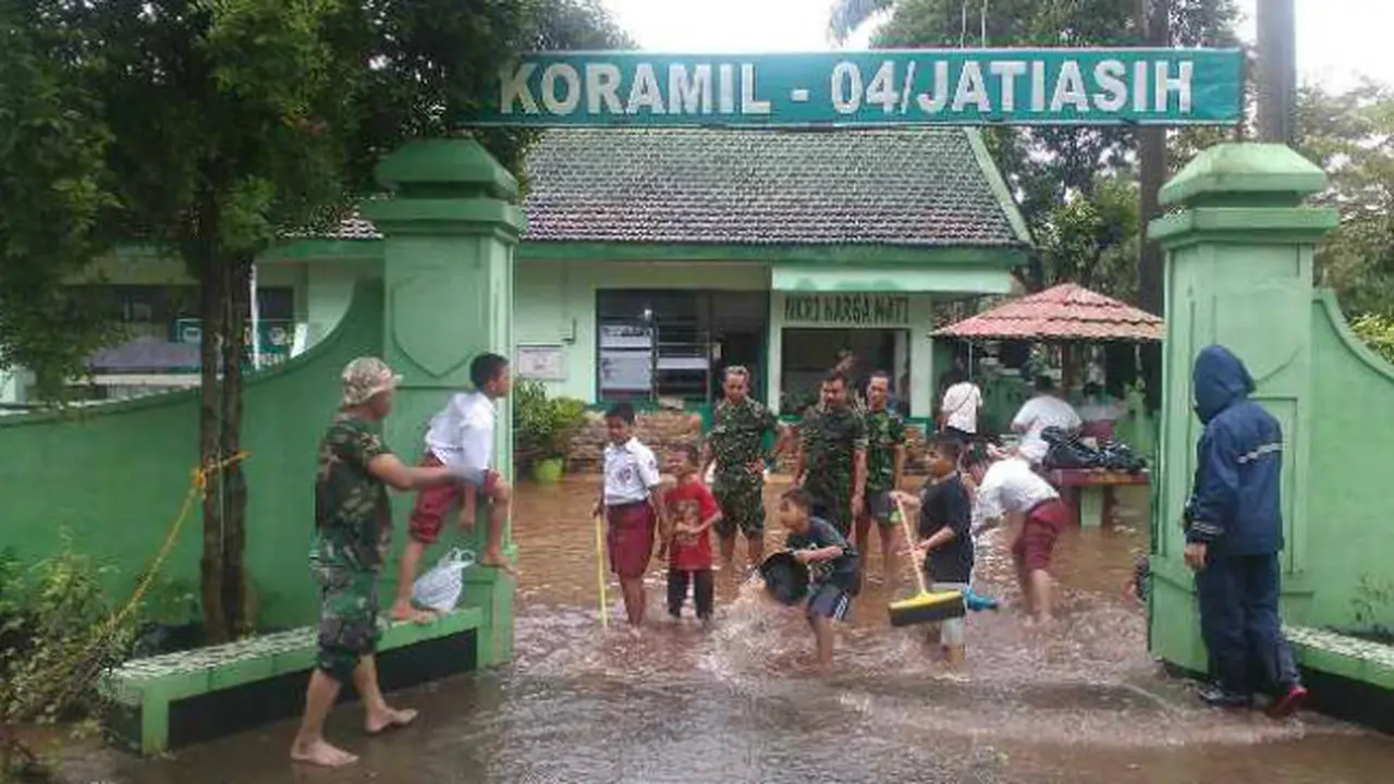 Anak SD Bantu TNI