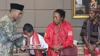 Yohanes “Joni” Ande Kalla menerima penghargaan dan piagam dari Mendikbud Muhadjir Effendy di Jakarta, Senin (20/8). Joni mendapat beasiswa pendidikan atas aksi patriotnya memanjat tiang bendera pada peringatan HUT ke-73 RI. (Liputan6.com/Herman Zakharia)