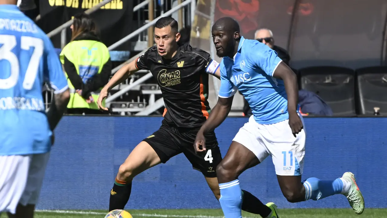 Jay Idzes dan Romelu Lukaku - Venezia Vs Napoli di Serie A 2024/2025