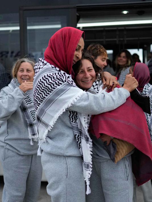 Para aktivis kemanusiaan Global Sumud Flotilla (GSF) saling menghibur saat tiba di Bandara Istanbul, Turki, Kamis 21 Mei 2026. (AP Photo/Emrah Gurel)