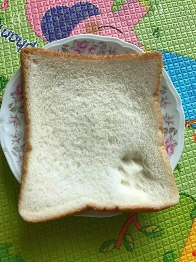 8 Momen Apes saat Makan Roti Isi Ini Bikin Ngelus Dada