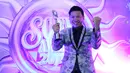 Gading Marten tak sungkan memperlihatkan kegembiraannya saat dinobatkan sebagai pemenang penghargaan kategori Presenter Paling Ngetop di ajang SCTV Awards 2015. (Deki Prayoga/Bintang.com)