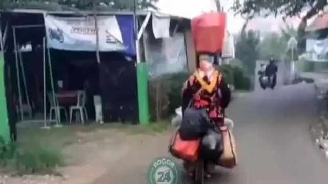 6 Aksi Pengendara Cewek Bawa Barang di Kepala Ini Bikin Melongo