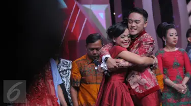 Lesti dan Danang yang merupakan kontestan asal Indonesia berpelukan usai Danang dinobatkan sebagai juara dalam Grand Final D'Academy Asia 2015 Result Show di Studio 5 Indosiar, Jakarta, Selasa (29/12). (Liputan6.com/Herman Zakharia)