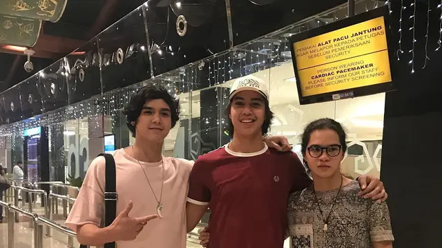 Potret Kedekatan Seleb Kakak Beradik