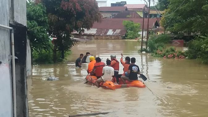 Tim SAR Gabungan evakuasi warga korban banjir