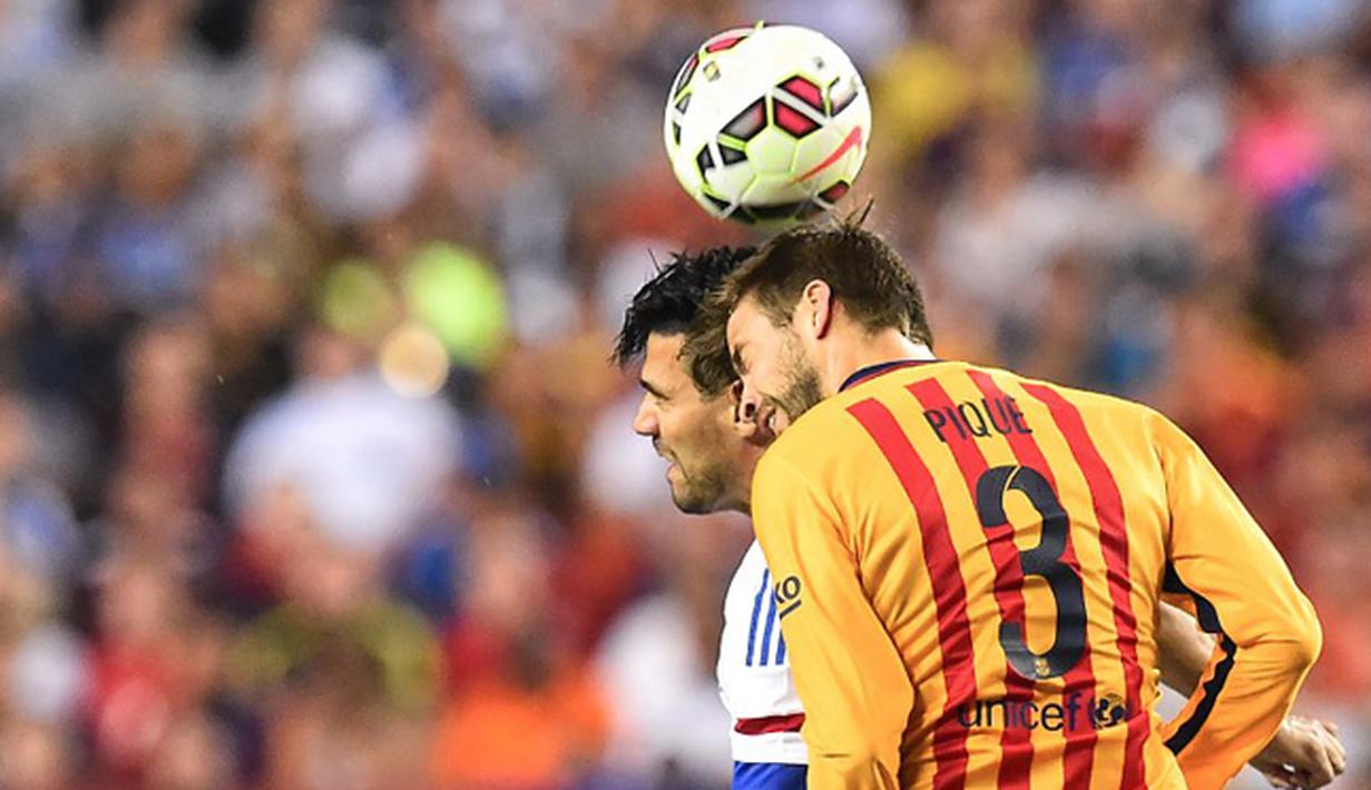 Bek Barcelona, Gerard Pique (kanan) berebut bola udara dengan Radamel Falcao pada International Champions Cup 2015 di Landover, Maryland, Rabu (29/7/2015). Chelsea menang 4-2 lewat adu penalti, usai bermain imbang 2-2 waktu normal. (AFP/NICHOLAS KAMM)