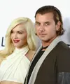 Gavin Rossdale tertangkap kamera tengah berada di pom bensinn. Namun ada yang aneh di jari manis tangan kirinya. (JASON KEMPIN / GETTY IMAGES NORTH AMERICA / AFP)