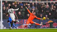Estevao dari Chelsea, kiri, mencetak gol selama pertandingan Liga Inggris antara Crystal Palace dan Chelsea di London, Minggu, 25 Januari 2026. (Jordan Pettitt/PA via AP)