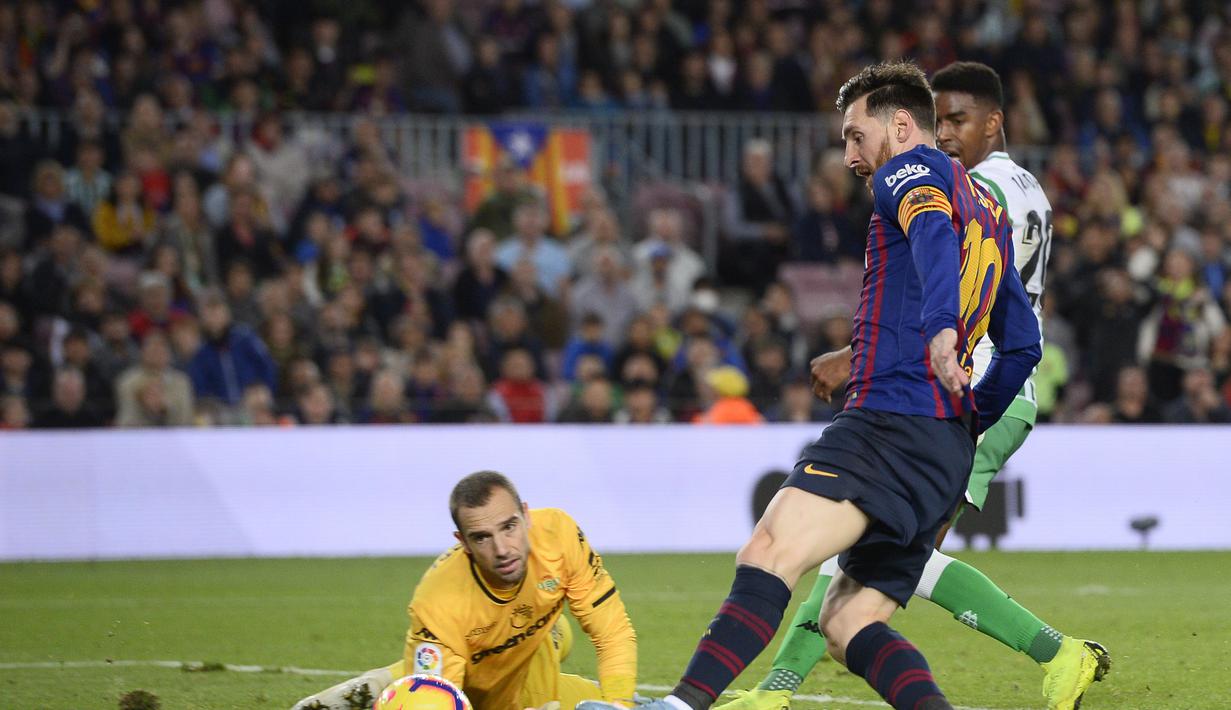 Lionel Messi mampu tampil apik dengan dua gol yang ia ciptakan pada menit ke-68 dan 92’ pada laga lanjutan La Liga 2018/19 yang berlangsung di stadion Camp Nou. Barcelona kalah 3-4. (AFP/Josep Lago)